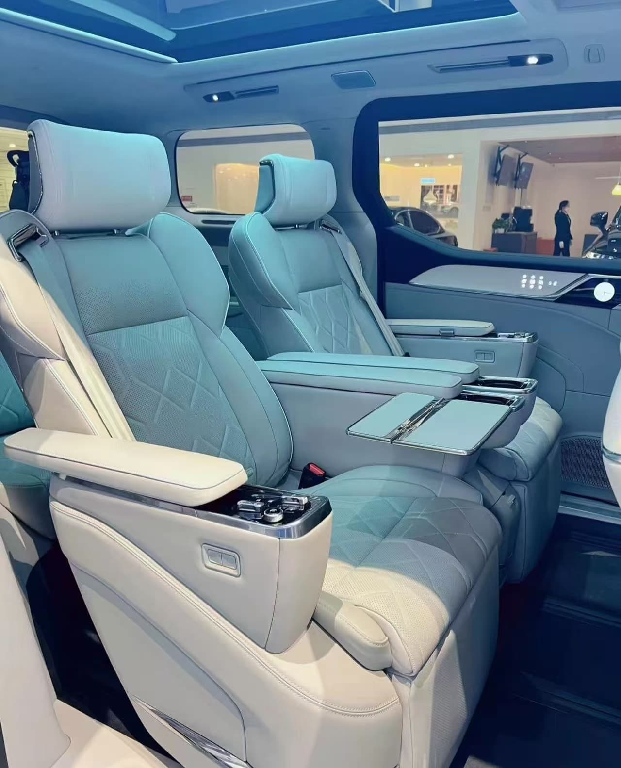 Volvo EM90 gallery 3